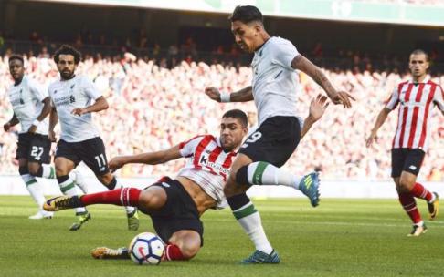 Nuñez tapona a Firmino en el amistoso de 2017. Nuñez tapona a Firmino en el amistoso de 2017.