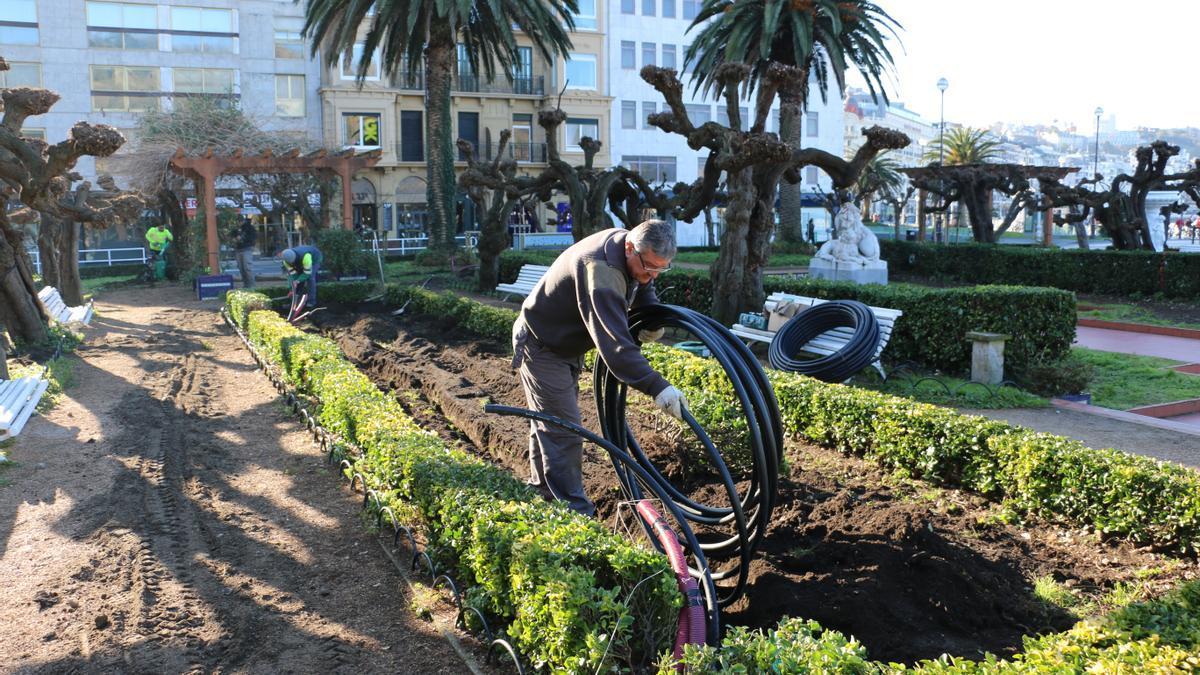 Un operario coloca las tuberías para el riego automático en Alderdi Eder.