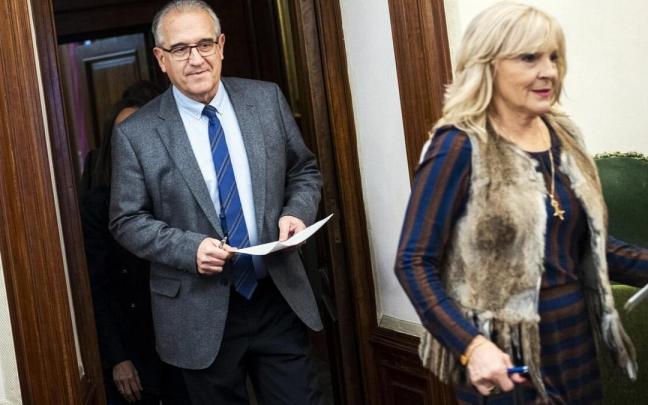 El alcalde Maya accede al salón plenario junto a Maria Caballero. El alcalde Maya accede al salón plenario junto a Maria Caballero.