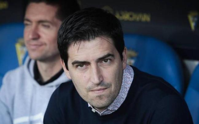 Mendia, en segundo plano tras Andoni Iraola antes del Cádiz-Rayo Vallecano de la pasada campaña.