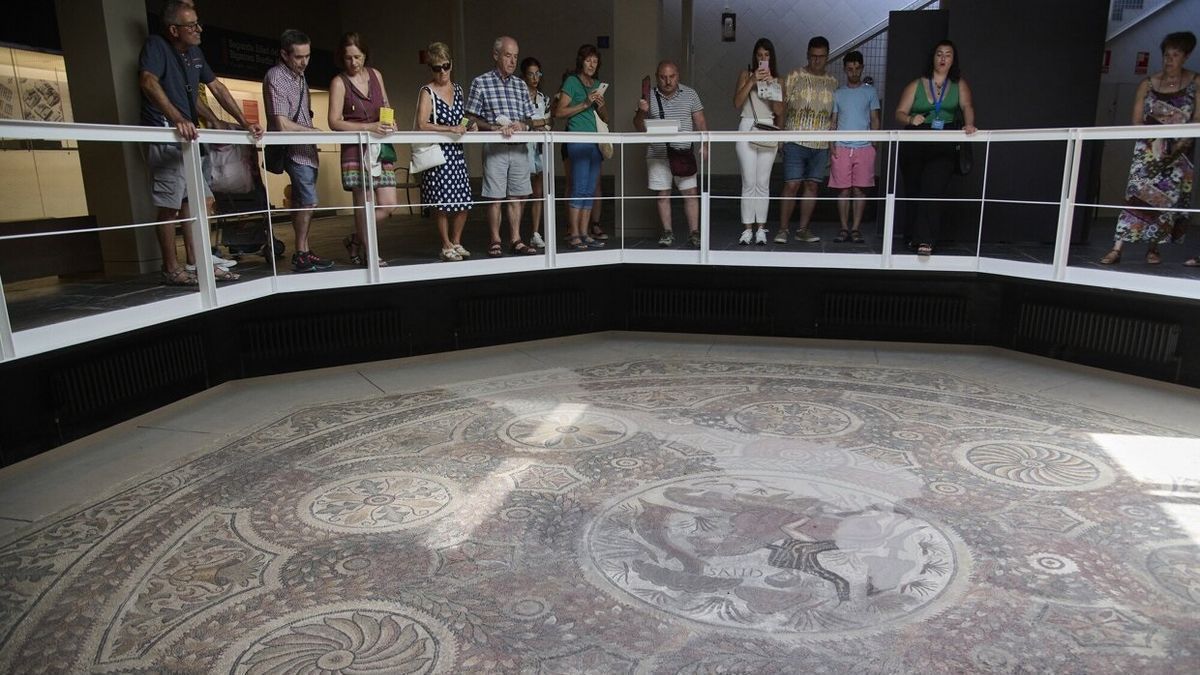 Visitantes recorriendo este viernes las salas que permanecen abiertas en el Museo de Navarra.