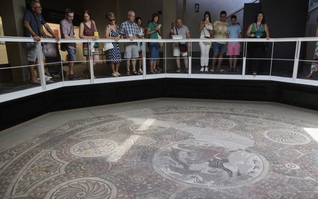 Visitantes recorriendo este viernes las salas que permanecen abiertas en el Museo de Navarra.