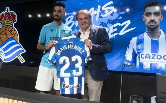 Aperribay, con Brais Méndez durante la presentación del gallego, este lunes.