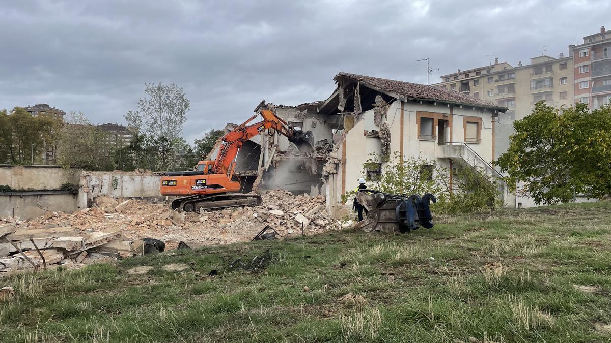 Trabajos de demolición en la antigua vaquería de Oroz.