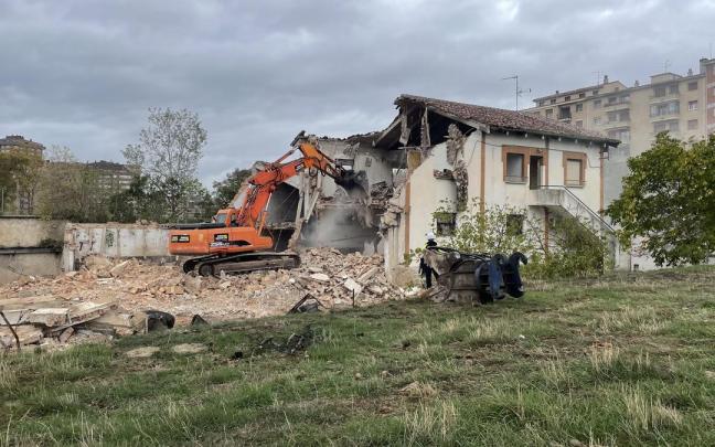 Trabajos de demolici&oacute;n en la antigua vaquer&iacute;a de Oroz.