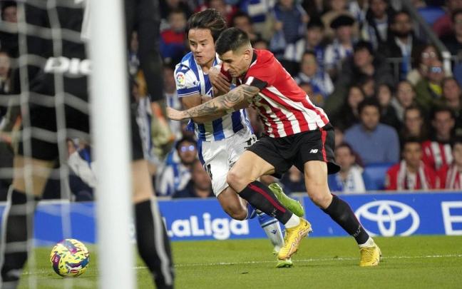 Yuri Berchiche frena a Take Kubo en un lance del derbi que disputaron el sábado la Real Sociedad y el Athletic en Anoeta.