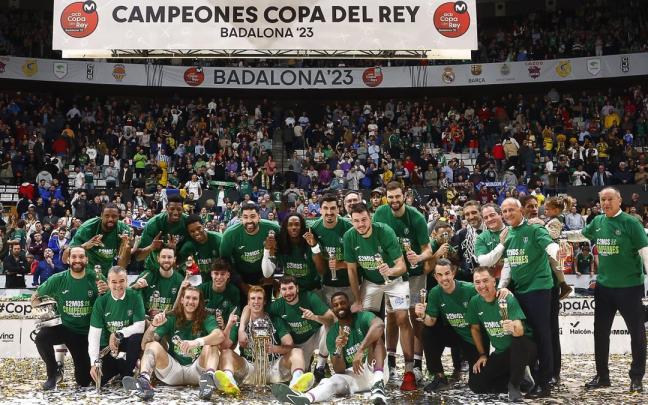 El Unicaja celebra el t&iacute;tulo en el Olimpic de Badalona.
