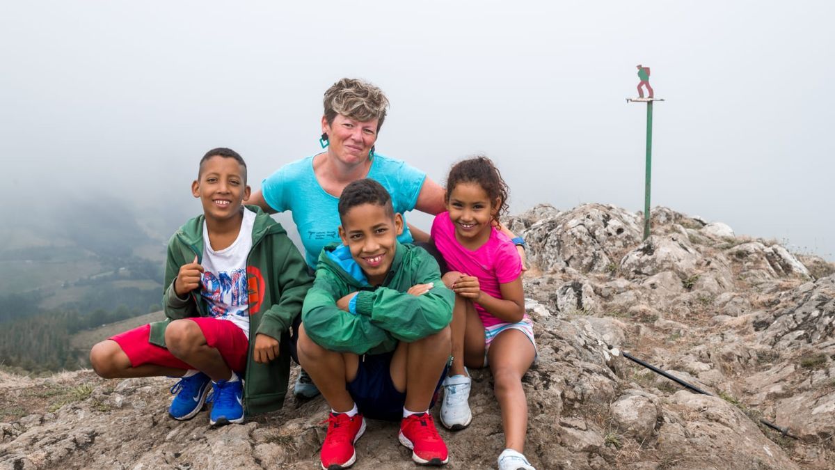 El saharaui Lahasan, en el centro de la imagen, tras hacer cumbre en el monte Kalamua, junto a su hermano gemelo Buyema, su sobrina Achwak y Edurne Uzkudun, madre de acogida.