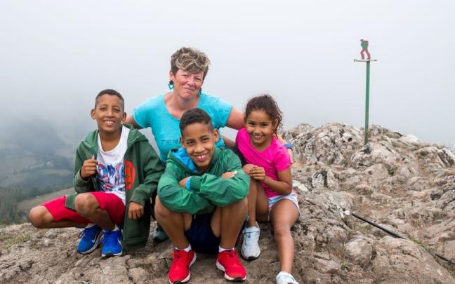 El saharaui Lahasan, en el centro de la imagen, tras hacer cumbre en el monte Kalamua, junto a su hermano gemelo Buyema, su sobrina Achwak y Edurne Uzkudun, madre de acogida. El saharaui Lahasan, en el centro de la imagen, tras hacer cumbre en el monte Kalamua, junto a su hermano gemelo Buyema, su sobrina Achwak y Edurne Uzkudun, madre de acogida.