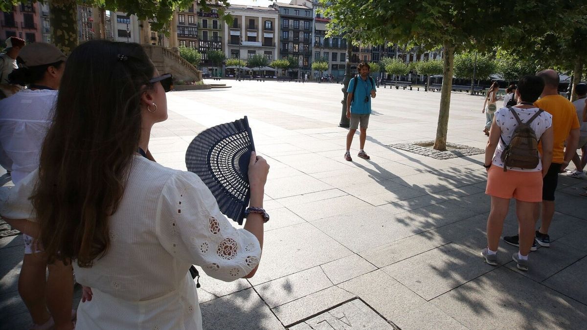 Una mujer se abanica en el centro de Pamplona.