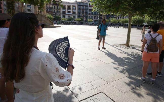 Una mujer se abanica en el centro de Pamplona.
