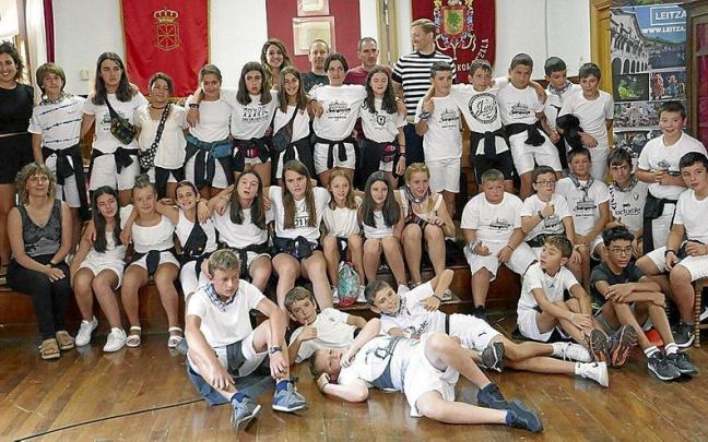 Foto de familia en el sal&oacute;n de actos del alcalde y ediles de Leitza junto con el alumnado que ha finalizado su etapa en Erleta Eskola, invitado a almorzar ayer.
