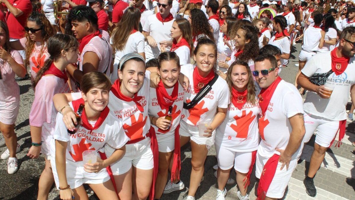 Grupo de jóvenes con camisetas con el lema 'Vive las fiestas en igualdad'