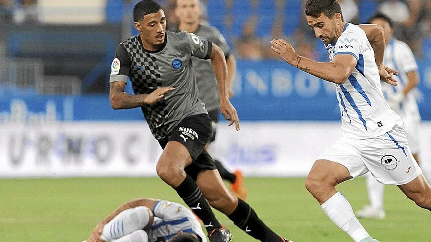 Carlos Benavídez presiona a un jugador del Leganés, durante el primer partido de Liga disputado en Butarque. | FOTO: LALIGA