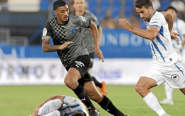 Carlos Benavídez presiona a un jugador del Leganés, durante el primer partido de Liga disputado en Butarque. | FOTO: LALIGA Carlos Benavídez presiona a un jugador del Leganés, durante el primer partido de Liga disputado en Butarque. | FOTO: LALIGA