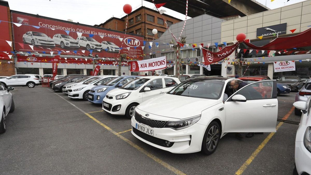 Coches en exposición durante una feria de vehículos de ocasión.