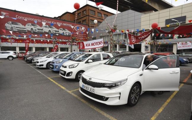 Coches en exposici&oacute;n durante una feria de veh&iacute;culos de ocasi&oacute;n.