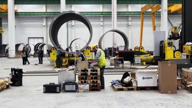 Varios operarios trabajan en una empresa dedicada al sector industrial.