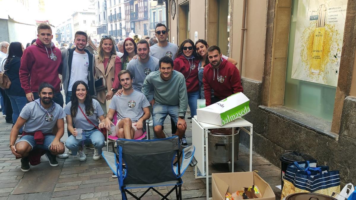 Otro grupo, antes de conocer la gravedad del incendio.