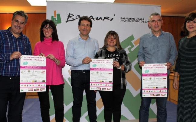 La amatxu de Paula, junto al alcalde y organizadores.