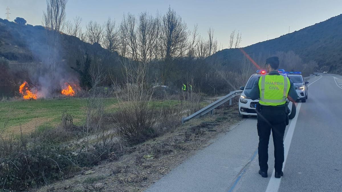 El incendio en una zona de matorral situada al margen de la NA-127