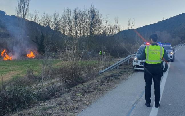 El incendio en una zona de matorral situada al margen de la NA-127