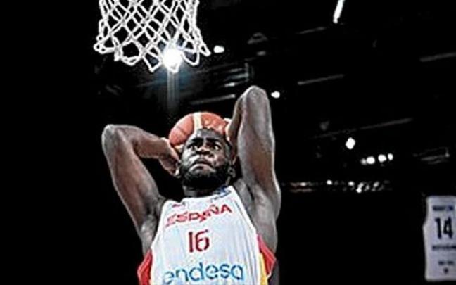 Garuba se dispone a machacar el aro ante Lituania. Garuba se dispone a machacar el aro ante Lituania.