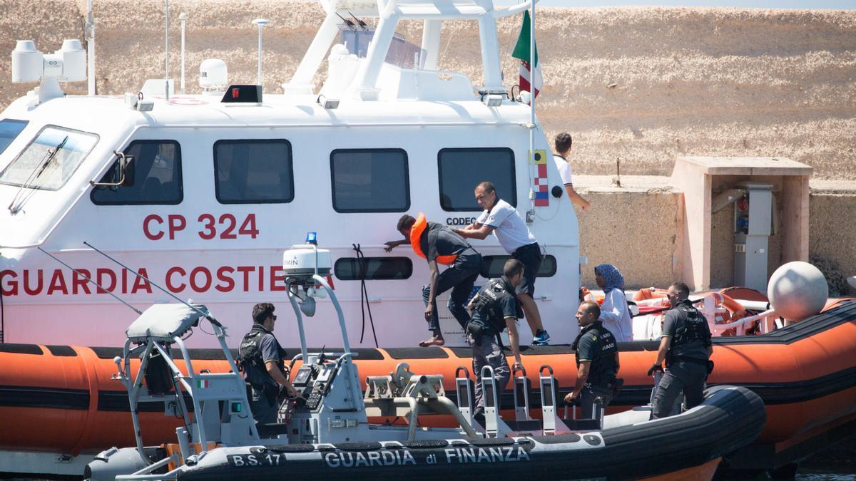 La embarcación en la que viajaba la pequeña, junto a otros 70 migrantes, fue rescatada por la Guardia Costera a pocas millas de la costa.