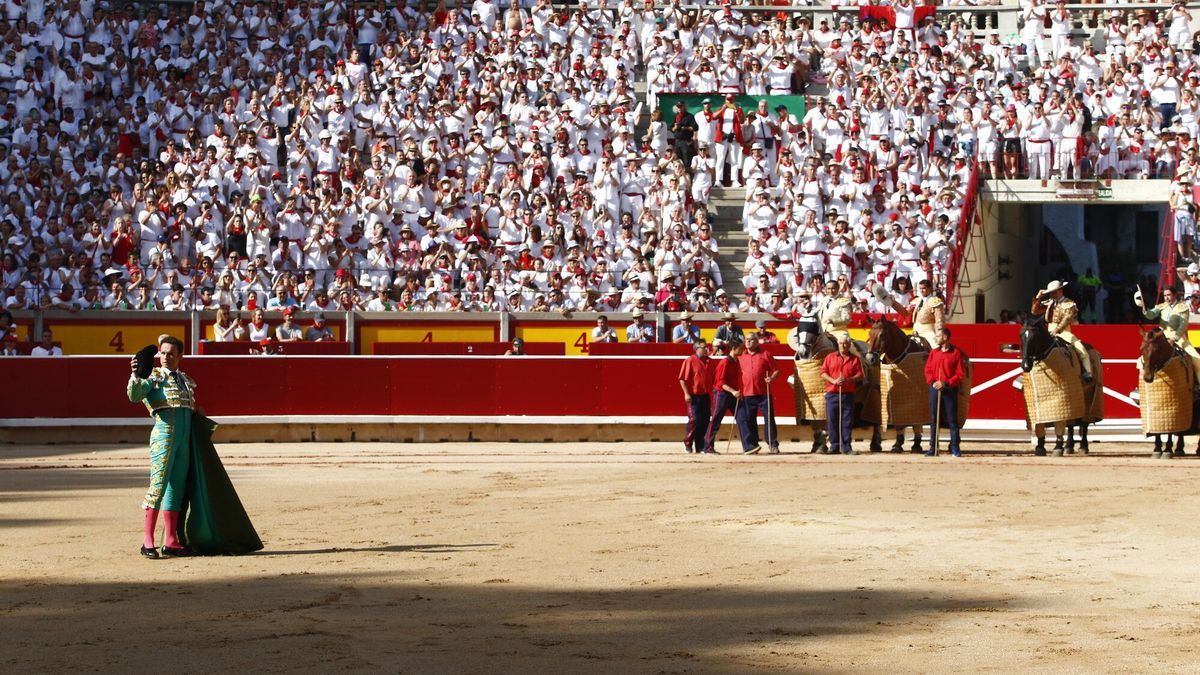 Ferrera saluda con sus picadores al fondo