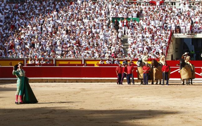 Ferrera saluda con sus picadores al fondo