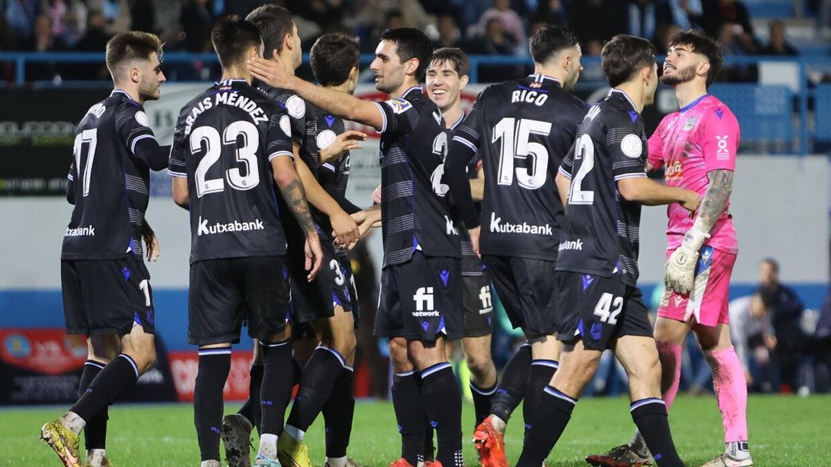 Los jugadores de la Real celebran uno de sus goles, este miércoles en Coria.