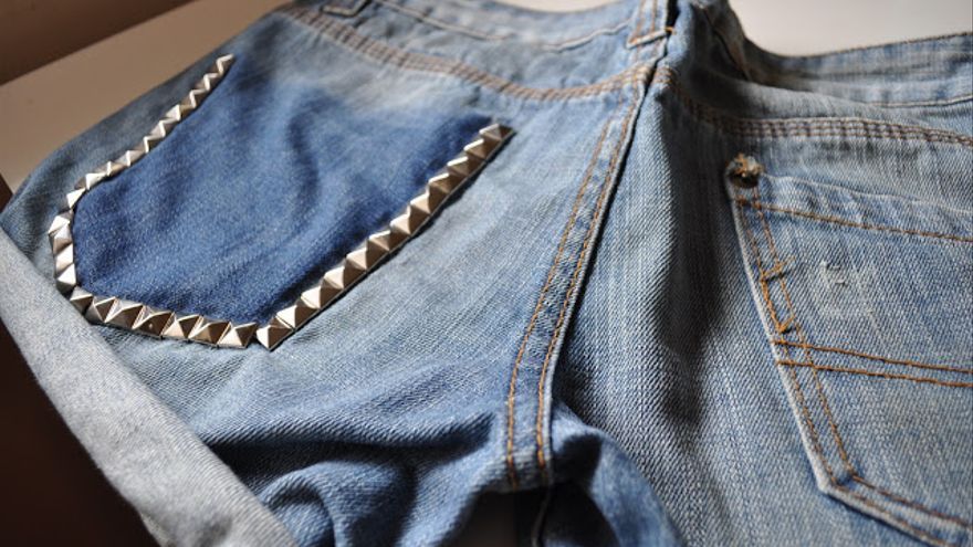 Short con tachuelas en el bolsillo trasero.