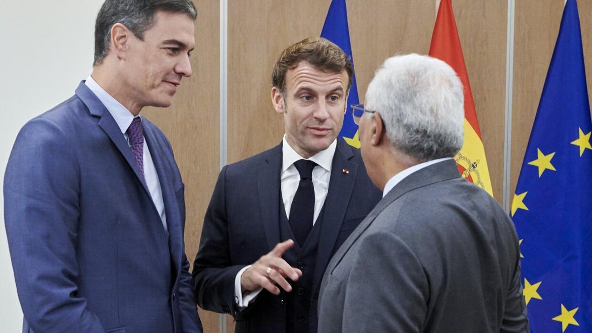 Pedro Sánchez, António Costa y Emmanuel Macron, minutos antes de reunirse en Bruselas para abordar el MidCat.