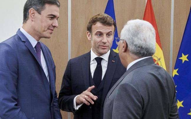 Pedro Sánchez, António Costa y Emmanuel Macron, minutos antes de reunirse en Bruselas para abordar el MidCat. Pedro Sánchez, António Costa y Emmanuel Macron, minutos antes de reunirse en Bruselas para abordar el MidCat.