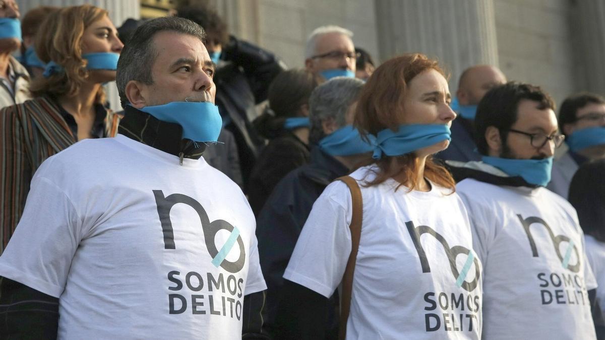 Protesta frente al Congreso contra la norma implantada por el Gobierno de Rajoy.