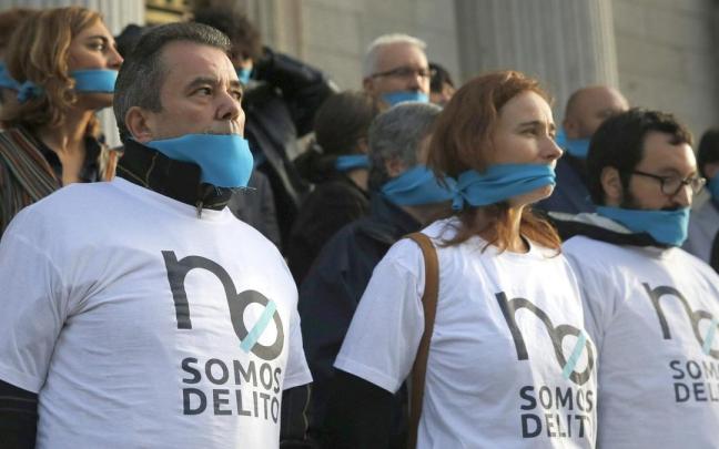 Protesta frente al Congreso contra la norma implantada por el Gobierno de Rajoy. Protesta frente al Congreso contra la norma implantada por el Gobierno de Rajoy.