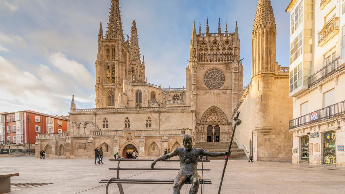 Una escultura de un peregrino frente a la Catedral de Burgos, en Castilla y León.