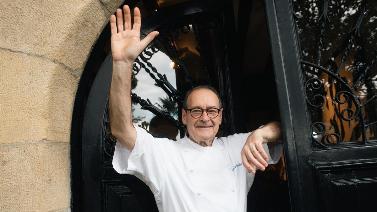 Hilario Arbelaitz, en la puerta del restaurante.