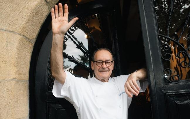 Hilario Arbelaitz, en la puerta del restaurante.