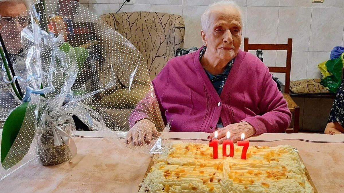 Cándida Jauregi Magirena junto a la tarta y las velas de su 107º cumpleaños.