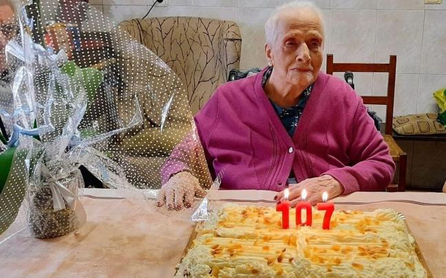 C&aacute;ndida Jauregi Magirena junto a la tarta y las velas de su 107&ordm; cumplea&ntilde;os.