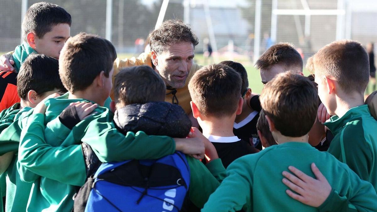 La plantilla del Ezkaba celebra el pase a semifinales tras vencer al Atargi.