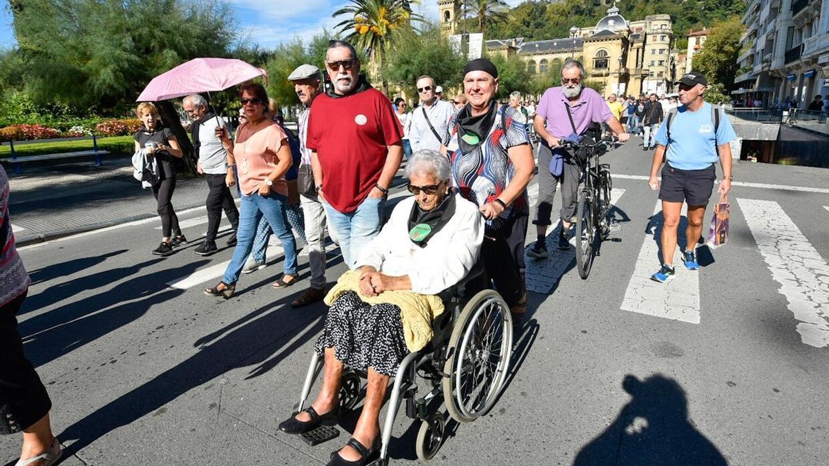 Participantes en la manifestación que ha denunciado el desmantelamiento de Onkologikoa