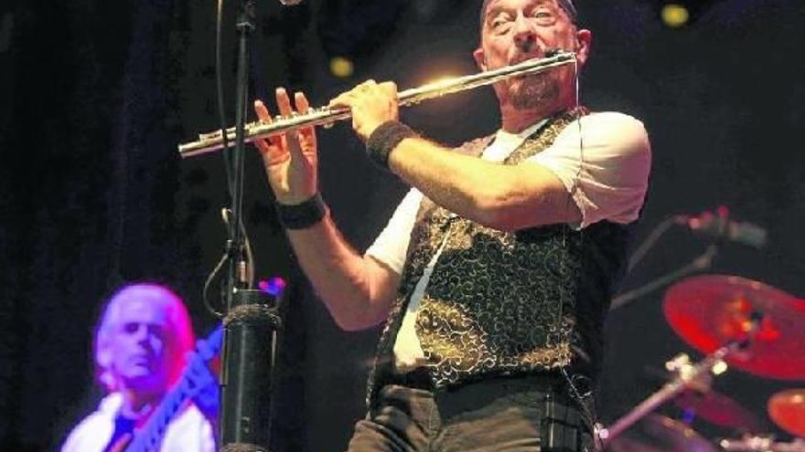 Ian Anderson, cantante, compositor, flautista y guitarrista escocés de Jethro Tull, durante una actuación.