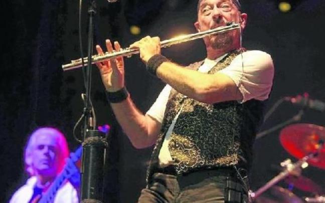Ian Anderson, cantante, compositor, flautista y guitarrista escocés de Jethro Tull, durante una actuación. Ian Anderson, cantante, compositor, flautista y guitarrista escocés de Jethro Tull, durante una actuación.