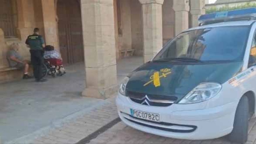 Auxilian a un peregrino que realiza el Camino de Santiago en silla de ruedas.