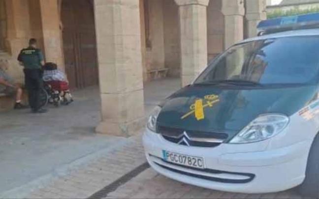 Auxilian a un peregrino que realiza el Camino de Santiago en silla de ruedas. Auxilian a un peregrino que realiza el Camino de Santiago en silla de ruedas.