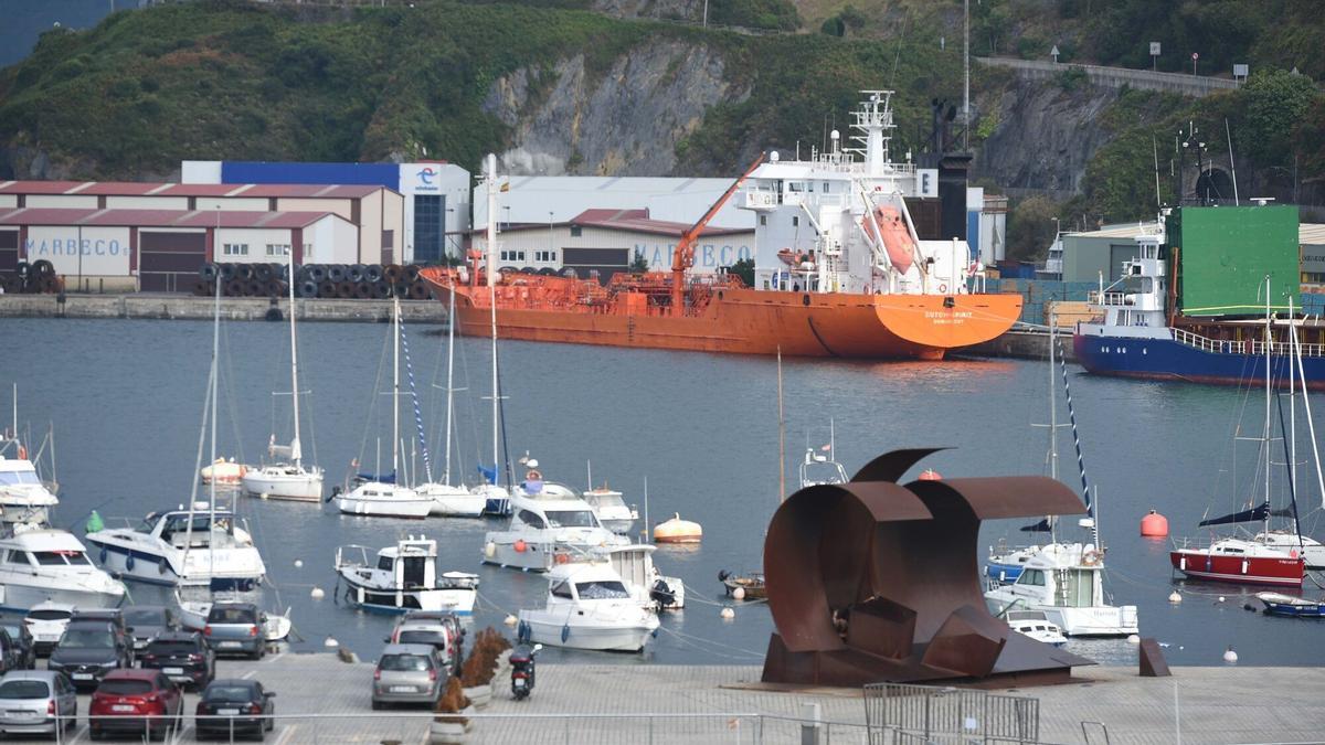 El barco atracado en los muelles de Bermeo este verano