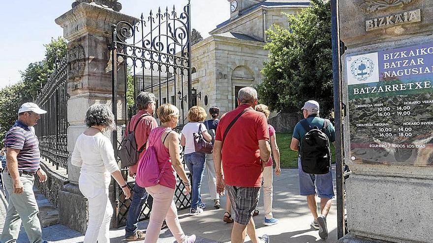 Varios turistas acceden a la Casa de Juntas donde se ubica el Árbol de Gernika. | FOTO: DEIA