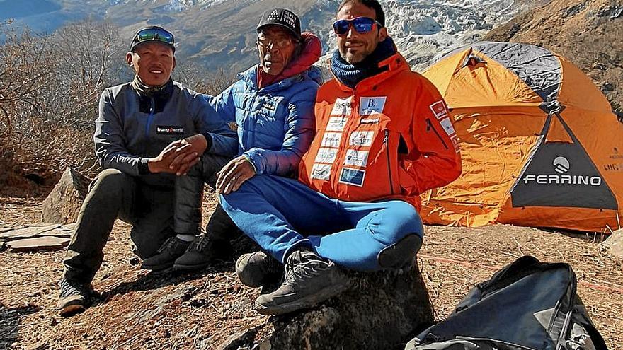 A la derecha, Alex Txikon, en las faldas del Manaslu. | FOTO: A. T.